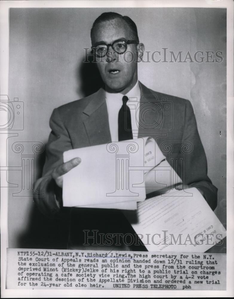 1954 Press Photo Richard J Lewis reads opinion on court ruling for Minot Jelke - Historic Images