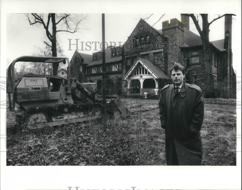 1990 Press Photo Developer John Domo standing in front project site - Historic Images