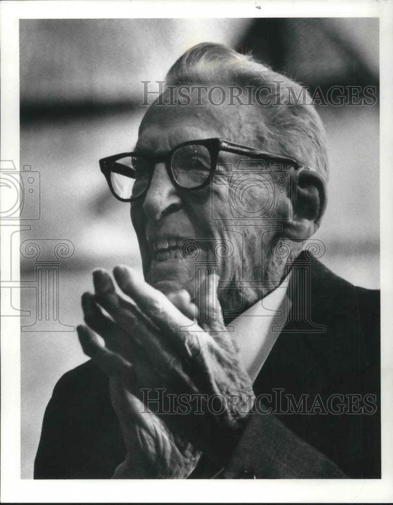 1991 Press Photo Frederick C. Crawford applauds the singers at his 100 birthday - Historic Images