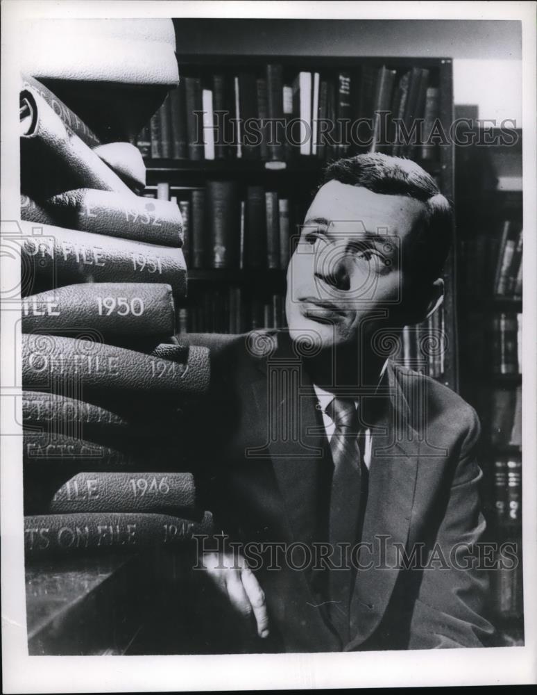 1957 Press Photo Mr. John Van Doren is a College teacher - Historic Images