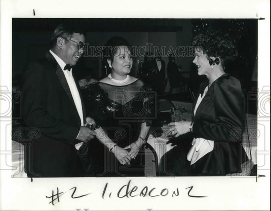 1991 Press Photo Dr. Norbert Bangayan and wife Mely with Carolyn Sauer - Historic Images