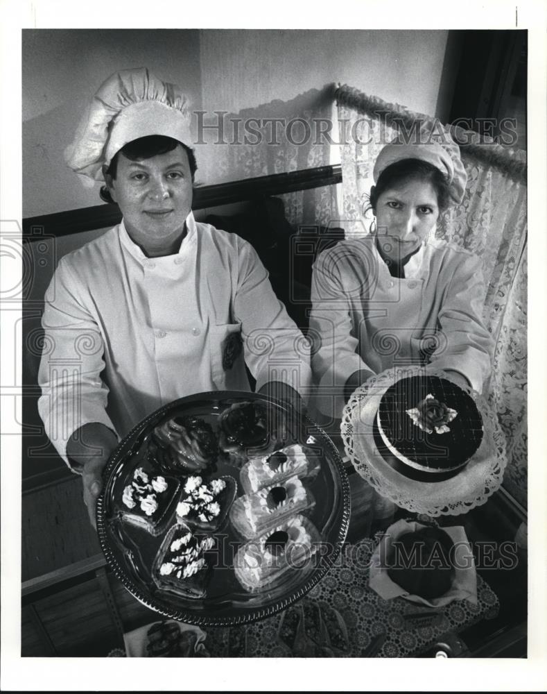 1991 Press Photo Dale Crandell And Karen Garback Hold Patisseries Pastries - Historic Images