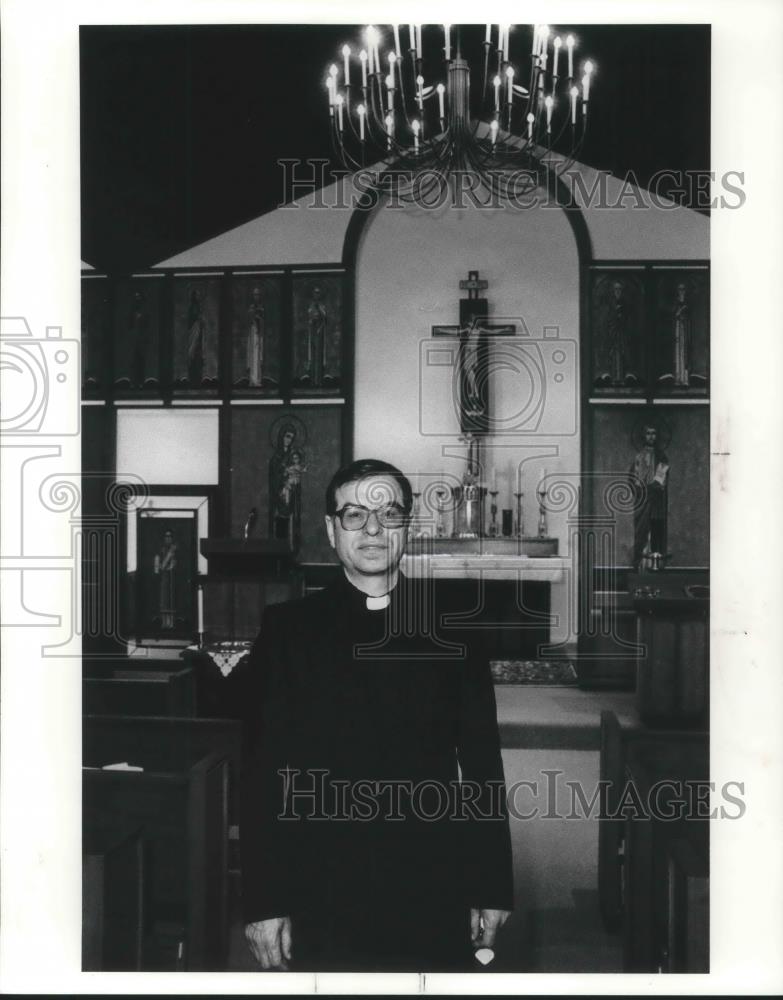 1990 Press Photo Fr Gregory Duma Pastor of St Helenas Church - Historic Images
