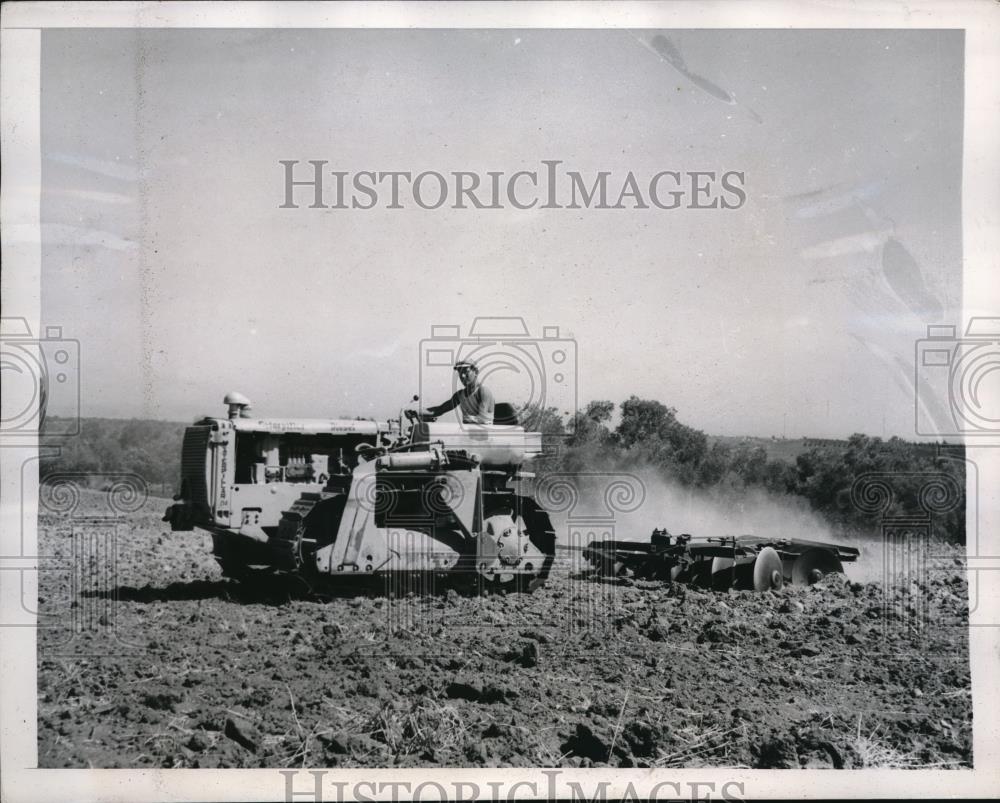 1948 Press Photo Moshe Rodzial drives a tractor at Kibutz Bunchenwald - Historic Images