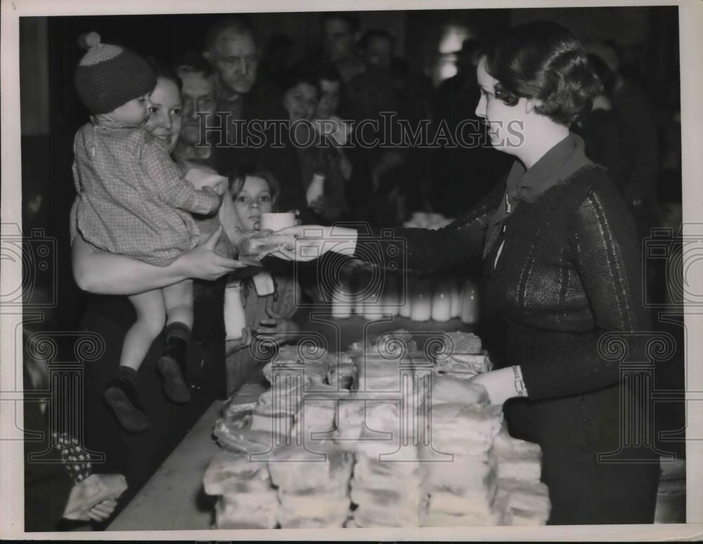 1937 Press Photo volunteers feed flood refugees in Evansvile, IL - Historic Images