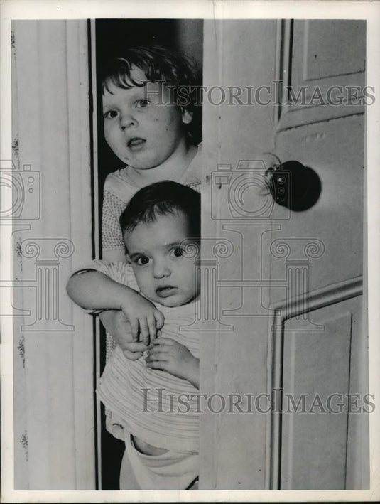 1949 Press Photo Virginia Fritsche, 3, sister Eva, 1, freed from locked bathroom - Historic Images