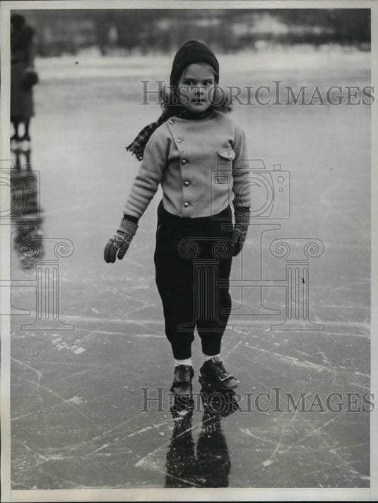 1933 Press Photo Miss Priscilla Johnson took to the ice at Beaver Sports Club - Historic Images