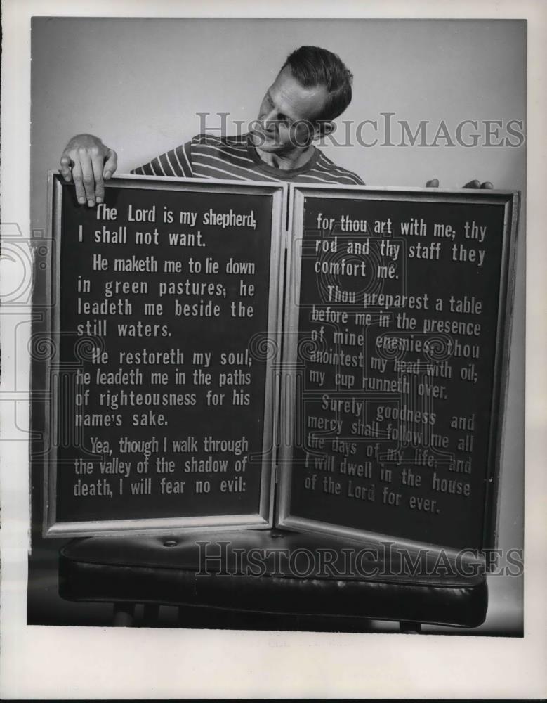 1961 Press Photo Printer Gunnard Johnson show King-size version of 23rd Psalm - Historic Images