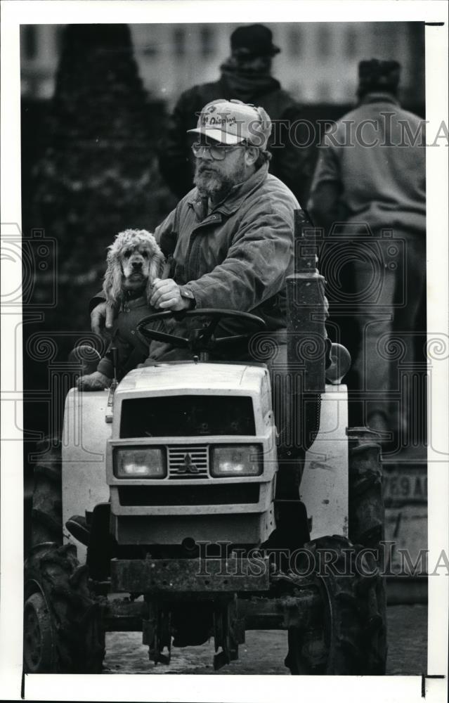 1991 Press Photo Bob Bennington & dog Lucy at ice skating rink dis assembly - Historic Images