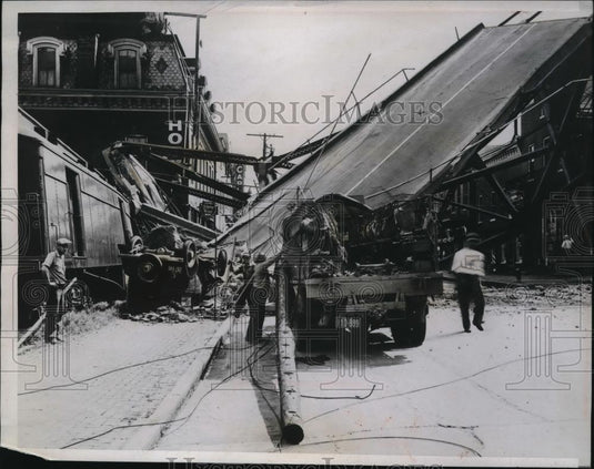 1935 Press Photo The runaway train crashed through concrete piers - Historic Images