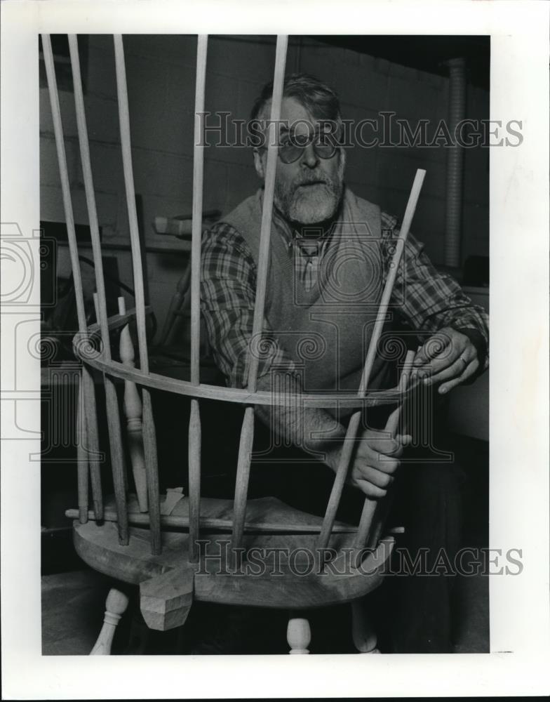 1991 Press Photo Wayne Dustman makes colonial chairs - Historic Images