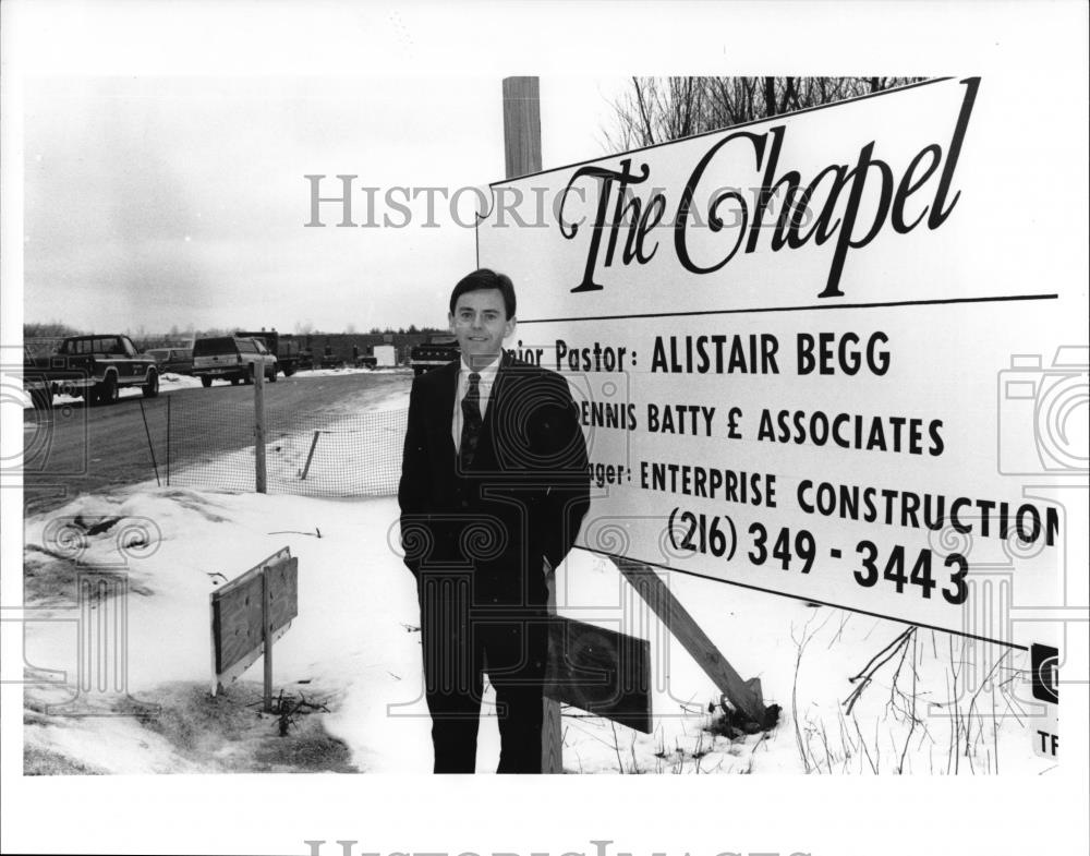 1992 Press Photo Rev. Alistair Begg at Construction Site of The Chapel - Historic Images