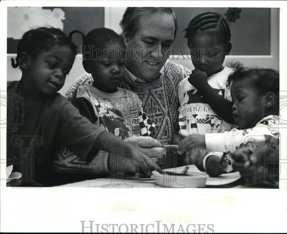 1991 Press Photo Pastor Jim Davison lends a helping hand to inner city kids - Historic Images