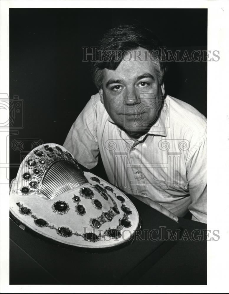 1990 Press Photo Paul Clifford, Mineralogist at the Gemstone Exhibit - Historic Images