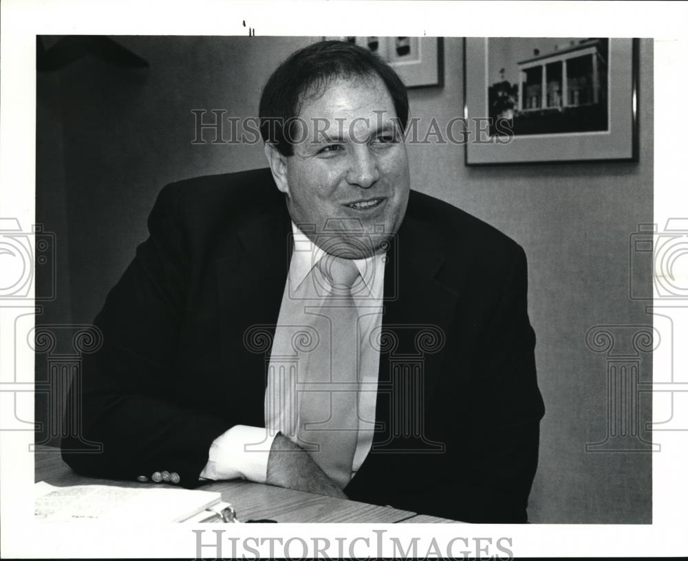 1990 Press Photo John Clark Economist Believes Borrowers Are Being Overcharged - Historic Images