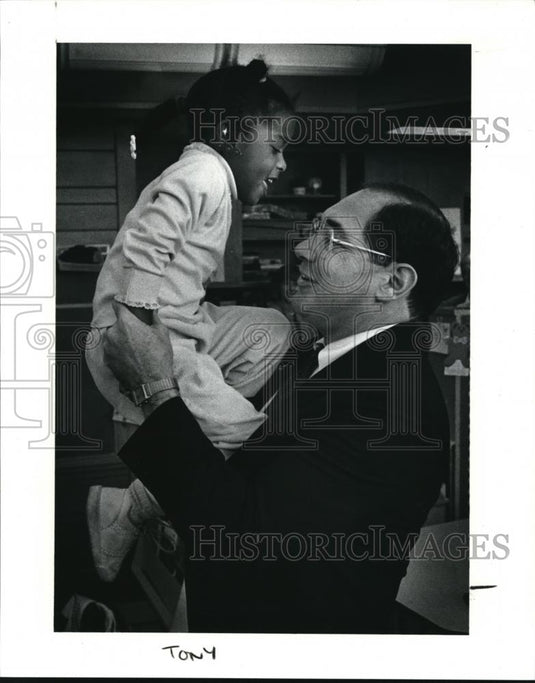 1990 Press Photo Gubenatorial Candidate Anthony Celebrezze Holds Little Girl - Historic Images