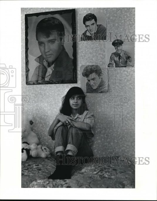 1992 Press Photo Somi Javaid under her Elvis collection wrote on being Paki-USA - Historic Images
