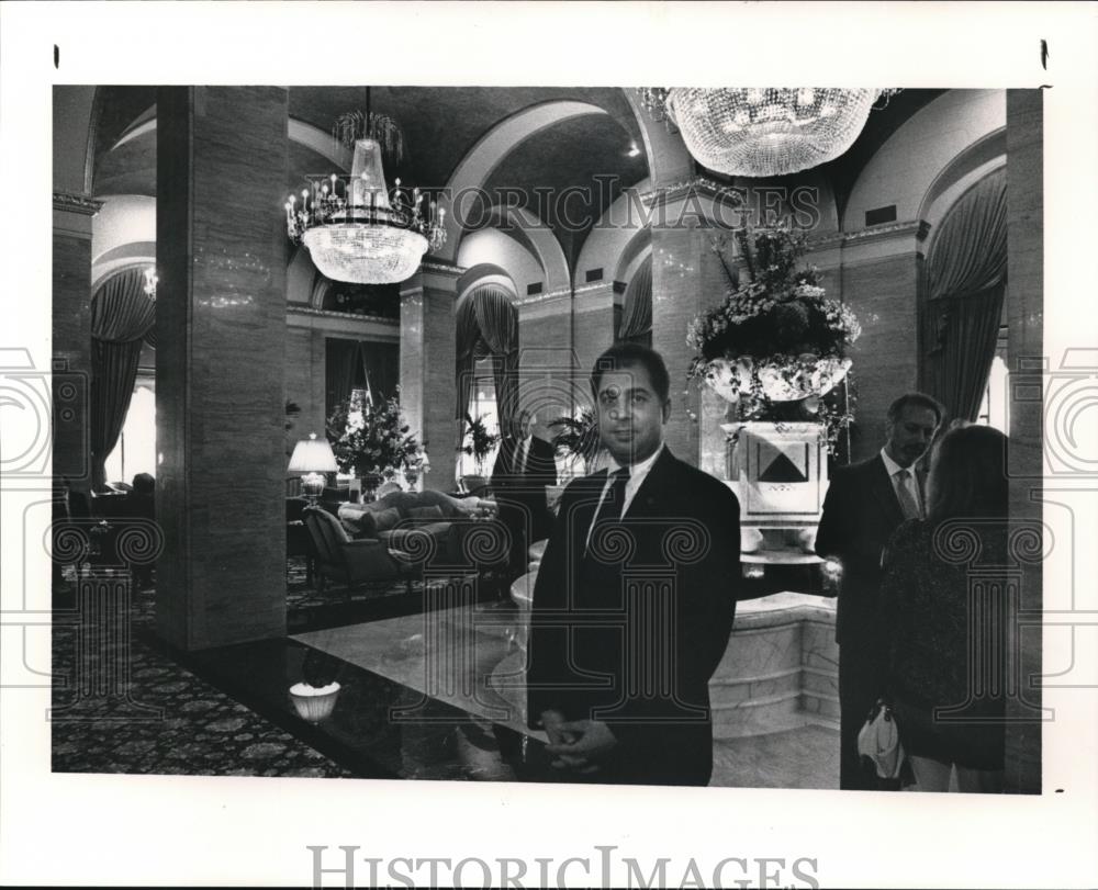 1991 Press Photo Manager Edward Chanatry in Stouffers Tower Hotel Lobby - Historic Images