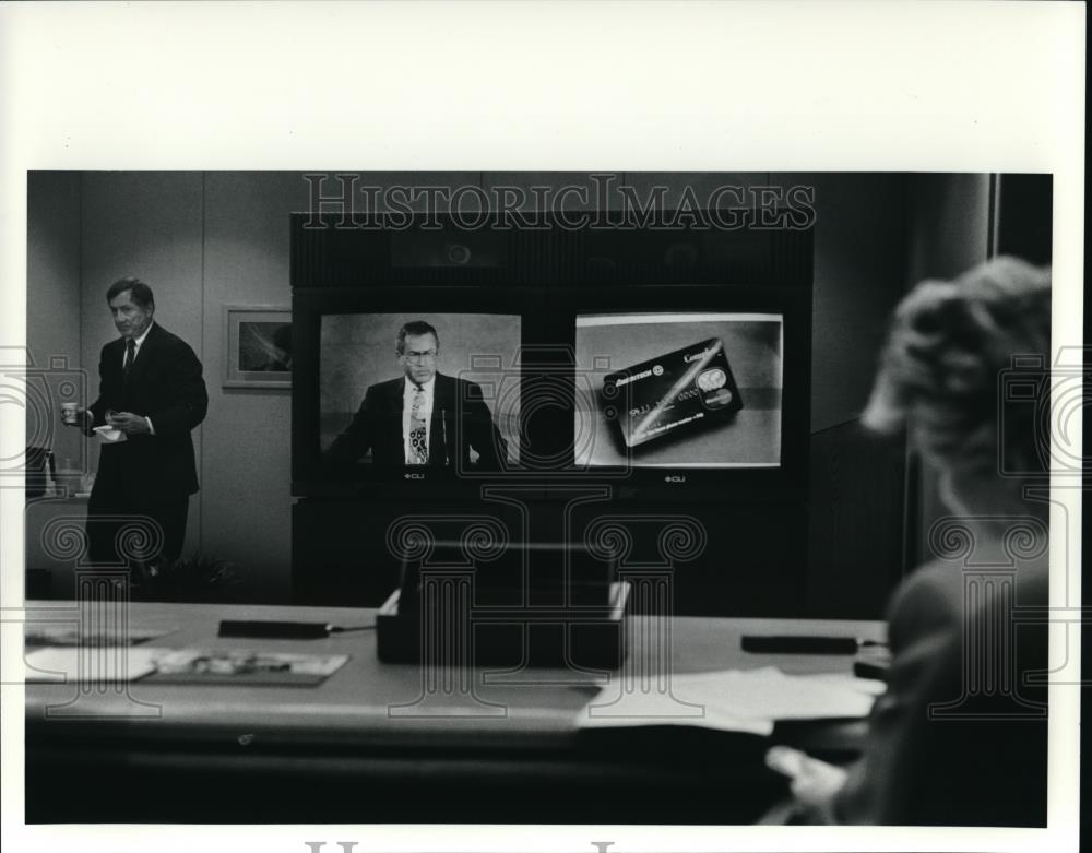 1991 Press Photo Ohio Bell President Bell video conference with Ameritech - Historic Images