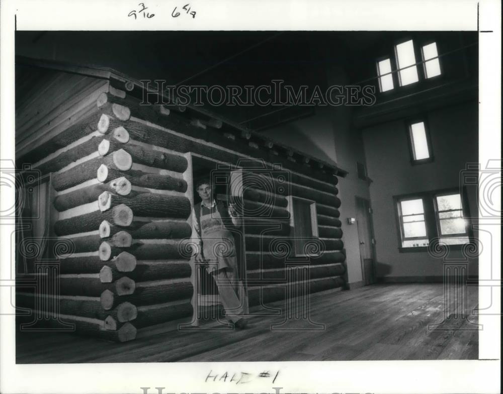 1991 Press Photo Siegfried Buerling at Hale Farm Gate House Orientation Cabin - Historic Images