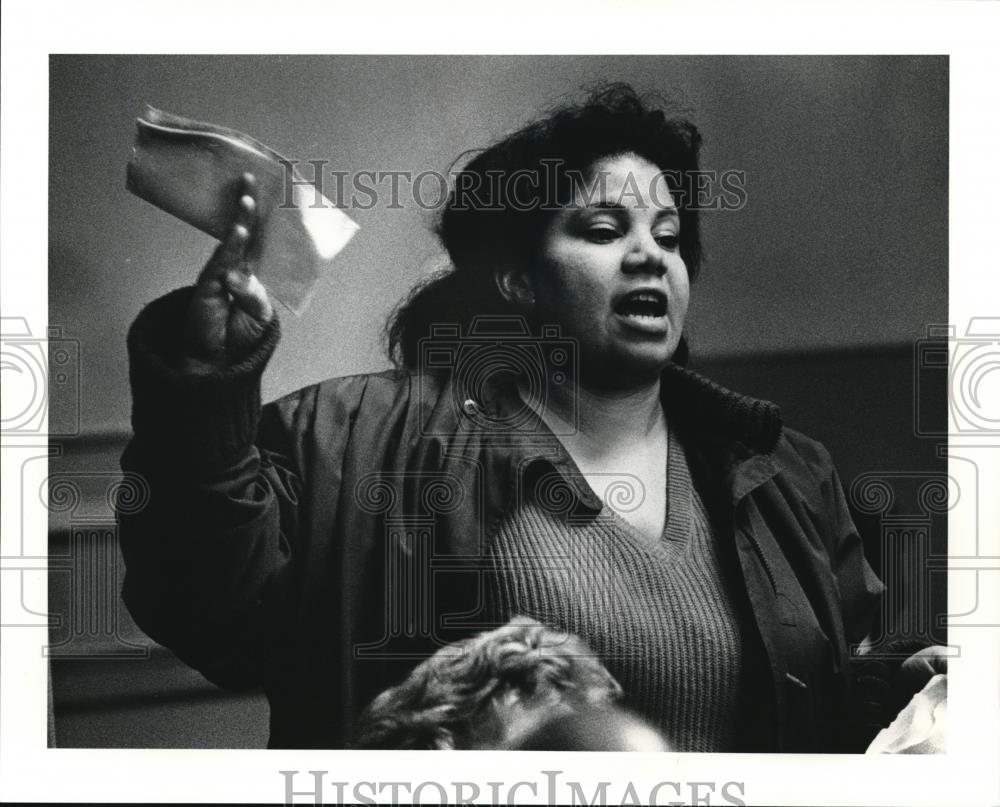 1990 Press Photo Deedrea Coleman shows a doctor bill for her her child - Historic Images