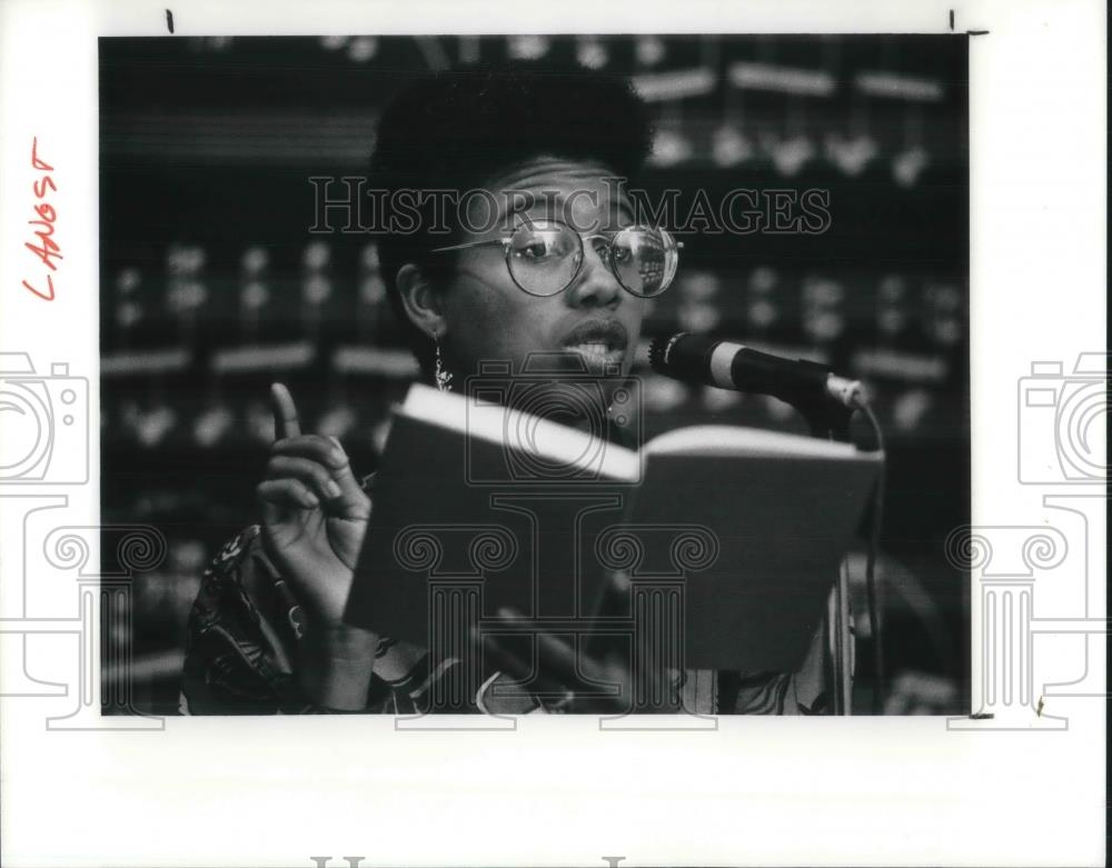 1992 Press Photo Kathy Akbar reading poetry at Afrika coffee house - Historic Images