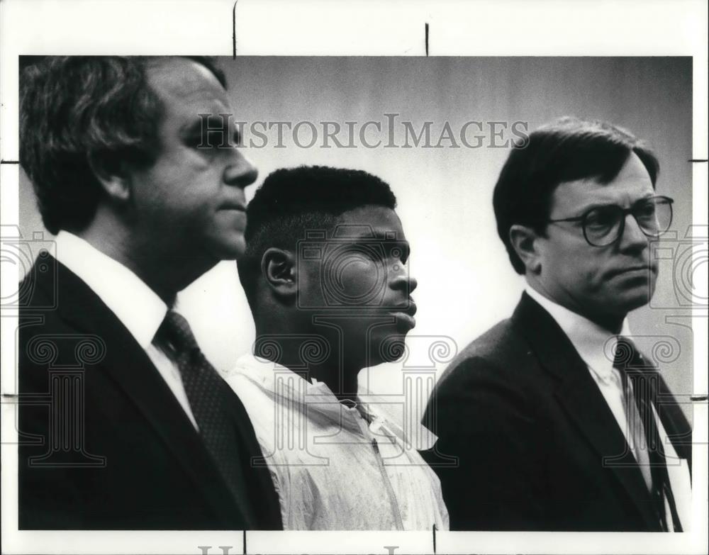 1990 Press Photo Antonio Banks In Shaker Heights Municipal Court With Lawyers - Historic Images