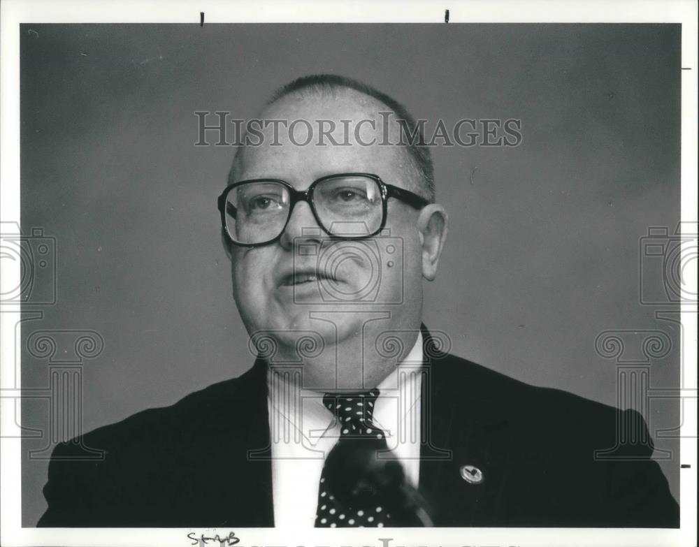 1990 Press Photo Edward J. Derwinski US Secretary of Veterans Affairs speaks - Historic Images
