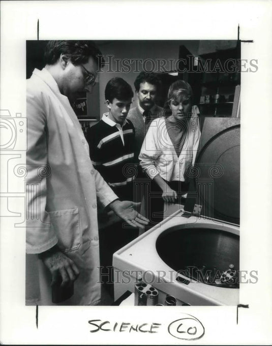1990 Press Photo Dr. Melvin Berger shows blood centrifuge to students - Historic Images