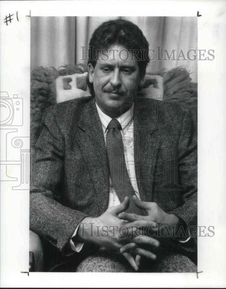 1990 Press Photo Randy Burkey counseling former cult members. - Historic Images