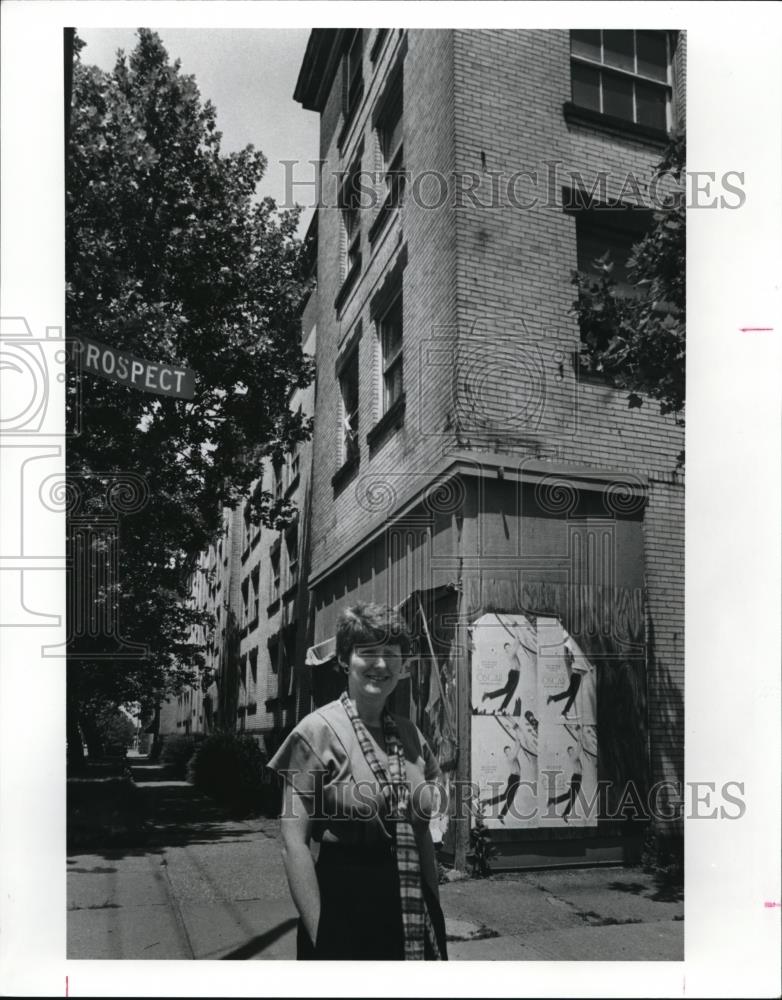 1991 Press Photo Barbara Clint at apartments to be rehabbed - Historic Images