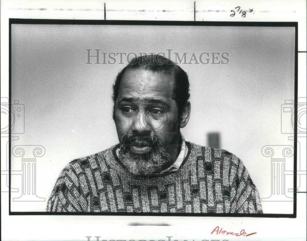 1991 Press Photo Mike Alexander-clerk at 258000 Emery Rd Store - Historic Images