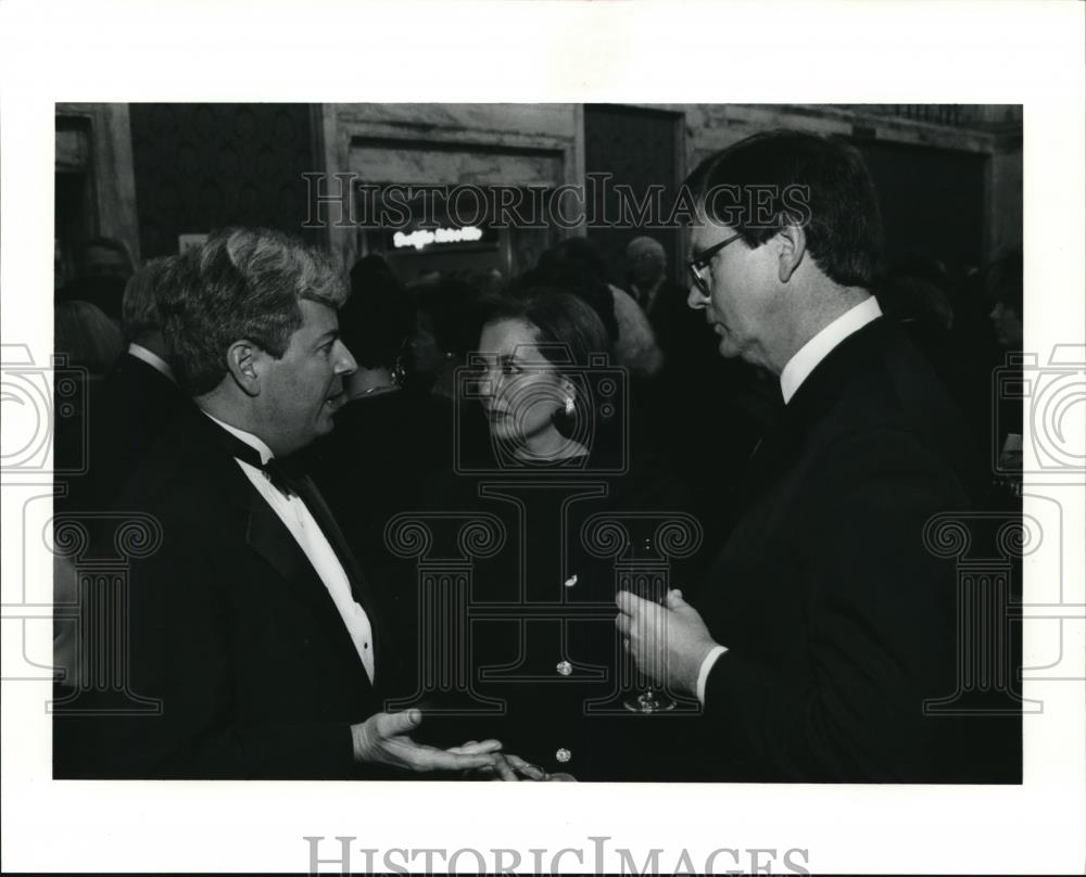 1991 Press Photo Arthur Treuhaft talks to Hallie Cook and Her husband David - Historic Images