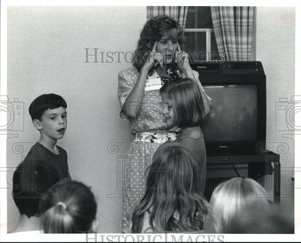 1991 Press Photo Mrs. Mary Anne Burya, acts out a skit on Child Safety - Historic Images