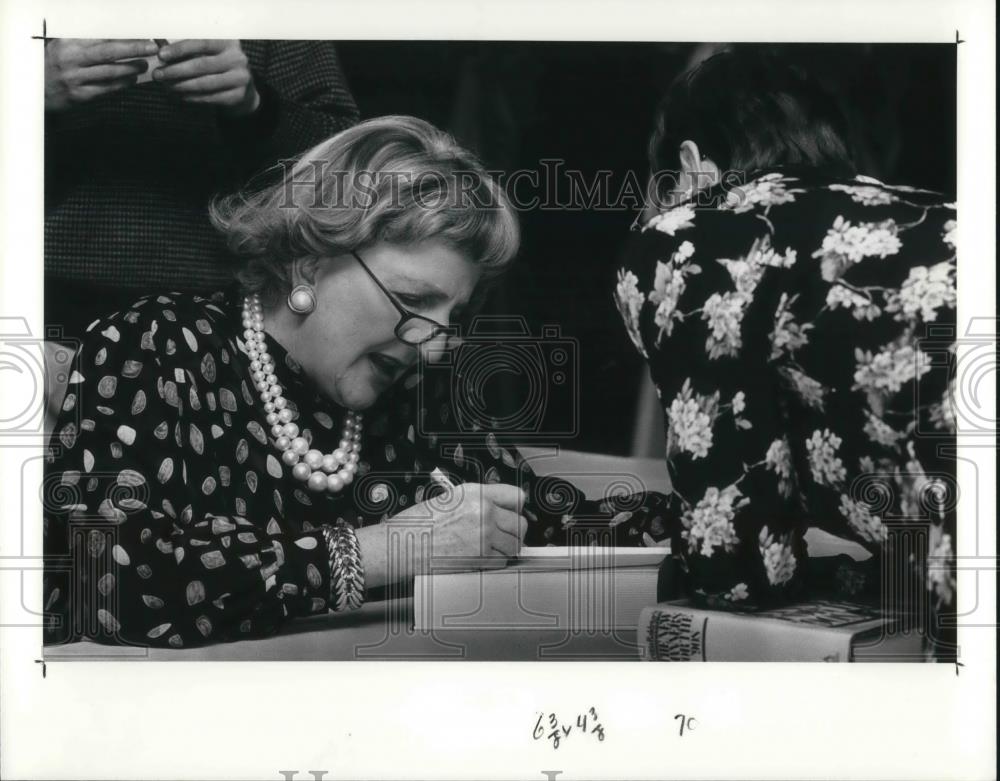 1990 Press Photo Author Letitia Baldrige signs a copy of her novel - Historic Images