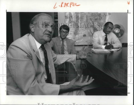 1991 Press Photo Panel of Clevelanders engage in meaningful discussion. - Historic Images