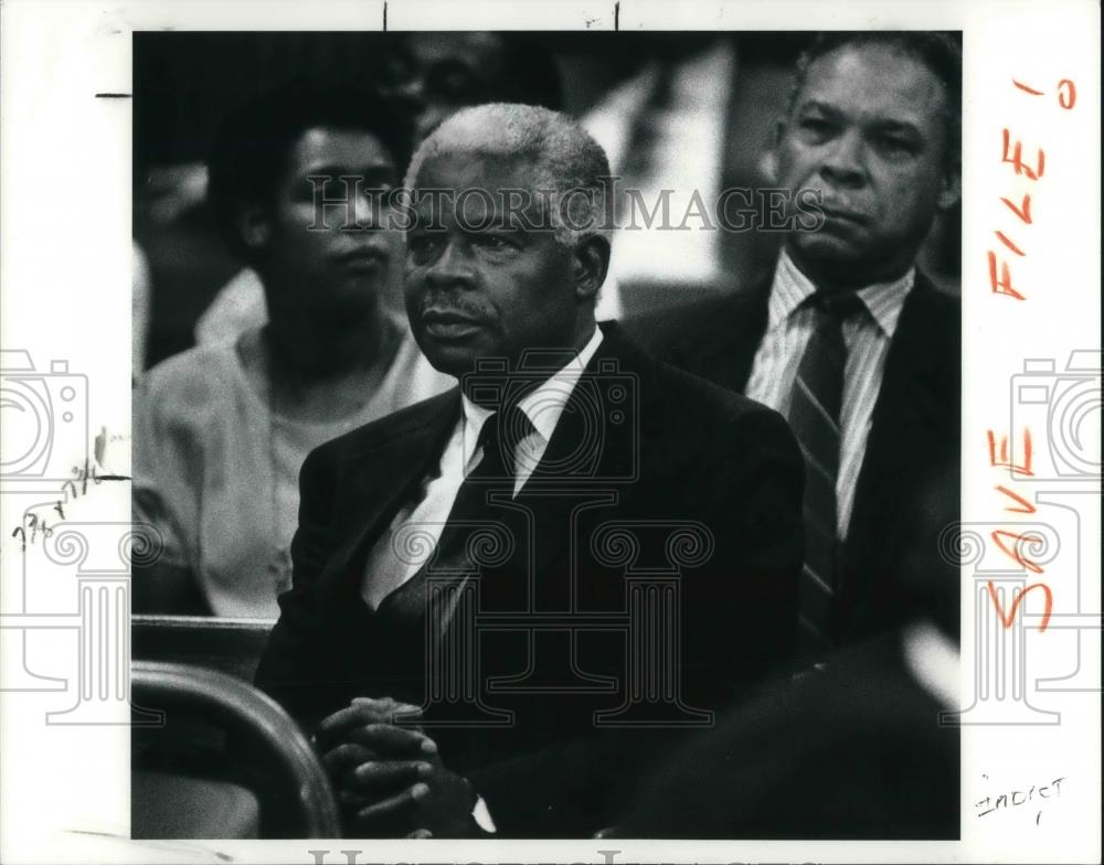 1991 Press Photo Walter Burks &amp; Robertt Clinkscale wait arraignment - cva03376 - Historic Images