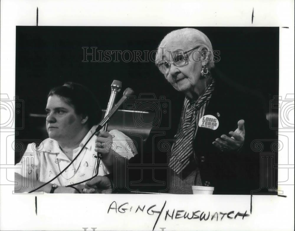 1990 Press Photo Molly Brown speaking to the City Council about insurance burden - Historic Images