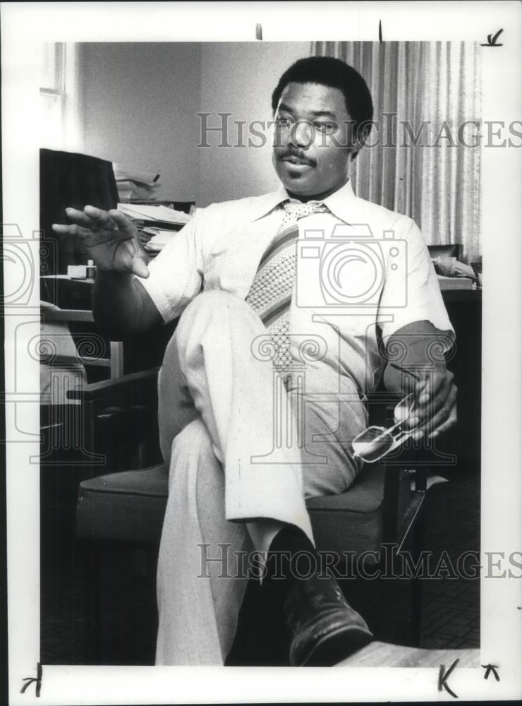 1982 Press Photo John Barnes in his office at 13520 Miles Ave. - cva02377 - Historic Images