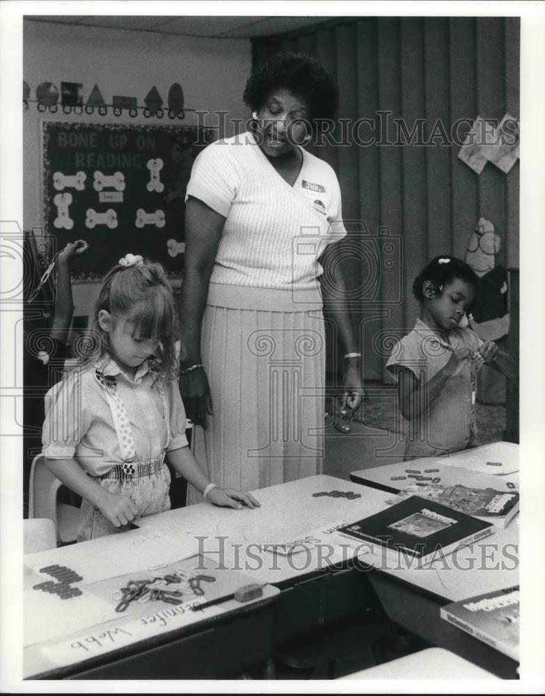 1990 Press Photo Miles Park School Volunteer, Barbara Banks with 1st grade class - Historic Images