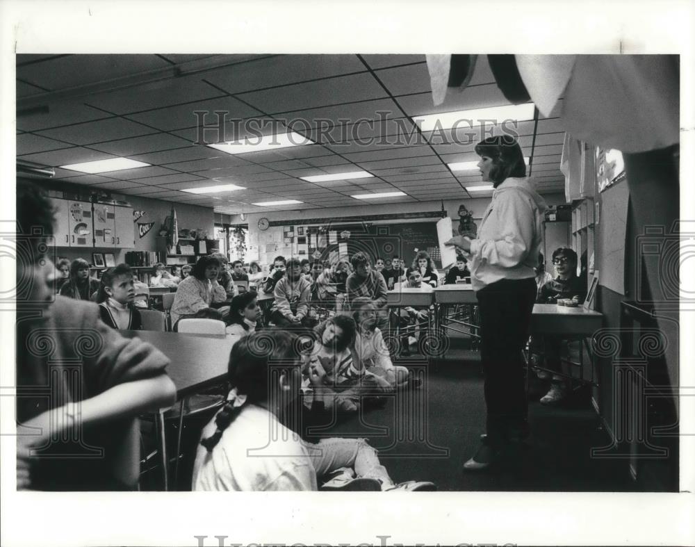 1990 Press Photo Darlene Donkin talks about saving the dolphins to students - Historic Images