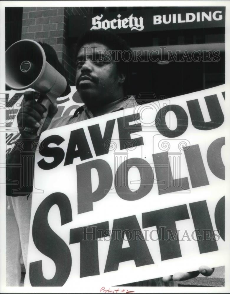 1991 Press Photo Donald Adams Protests at Society Building with Area Residents - Historic Images