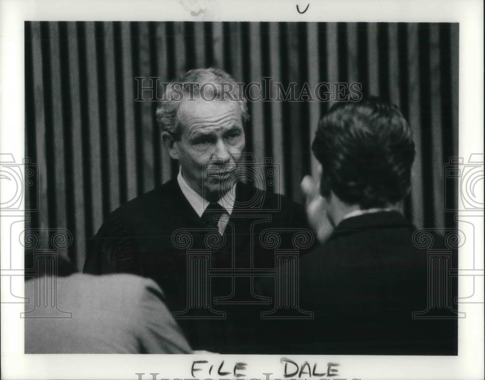 1990 Press Photo Judge John L. Angelotta talked with Atty. at Dale Edwards Trial - Historic Images