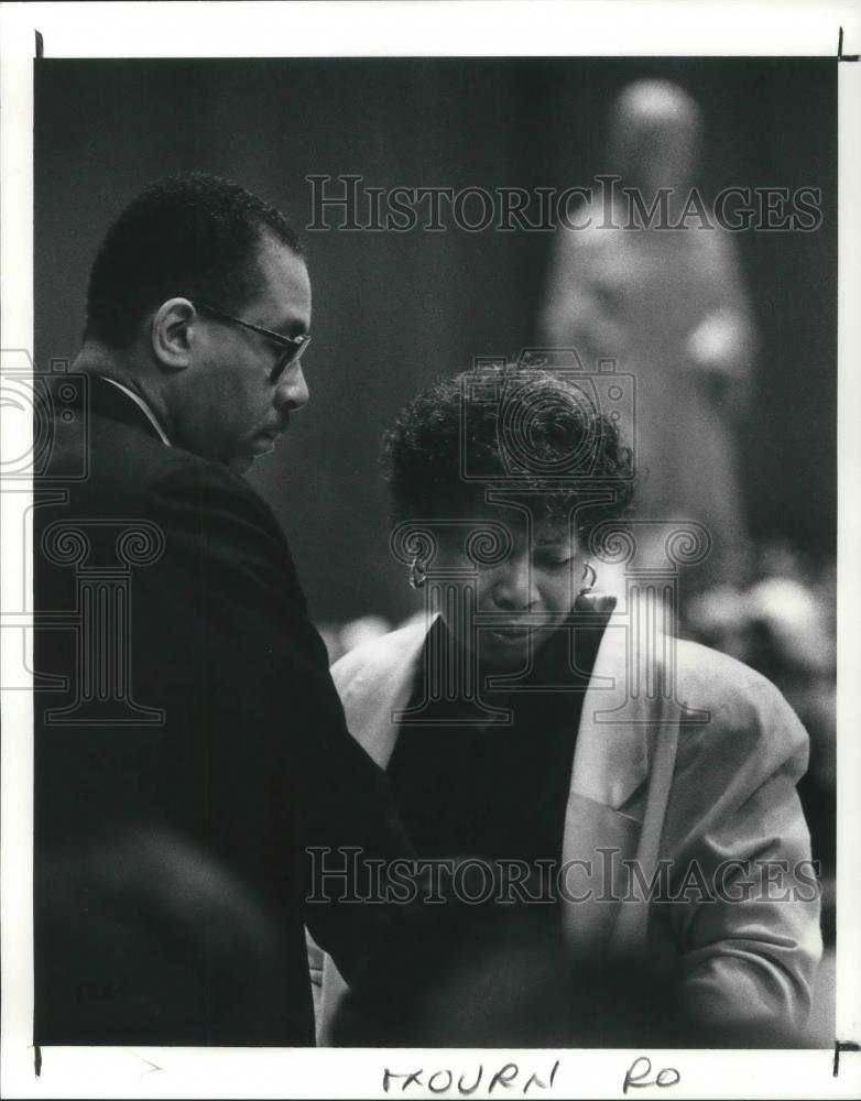 1990 Press Photo Michael McCargo comforts Ozie Clark, mother of Steve Clark - Historic Images