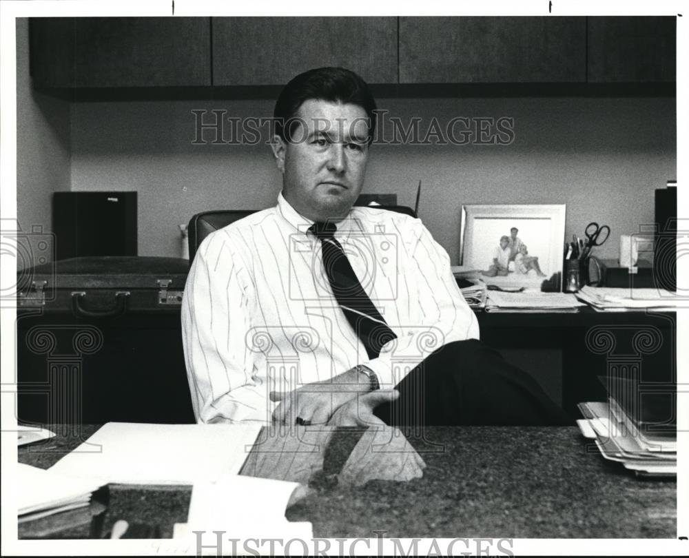 1990 Press Photo Kerry Dustin of Cleveland Office of Leventhol and Horwath - Historic Images