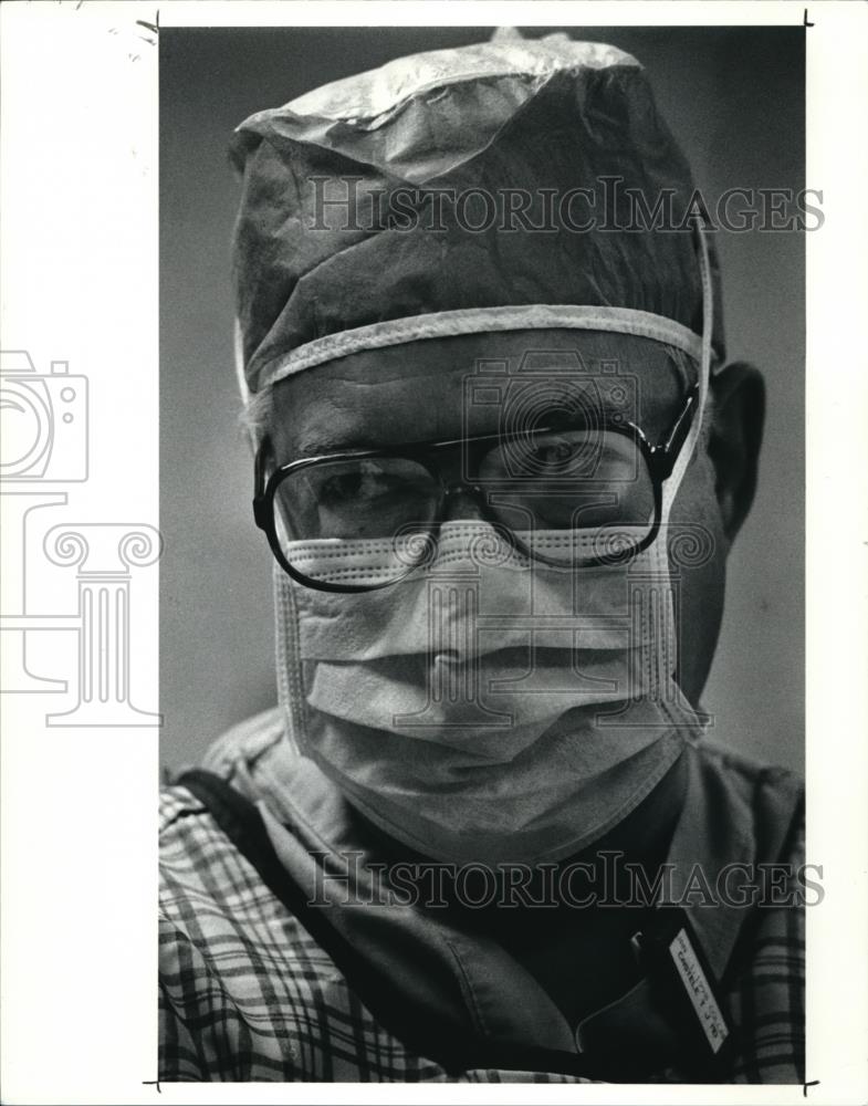 1990 Press Photo Dr. Ted Castele during surgery - Historic Images