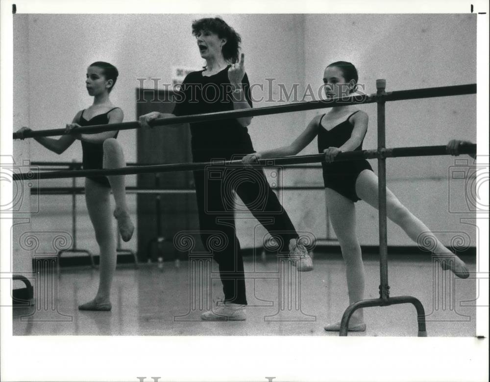 1990 Press Photo School of Cleveland Ballet, Julie Woyma &amp; students - Historic Images