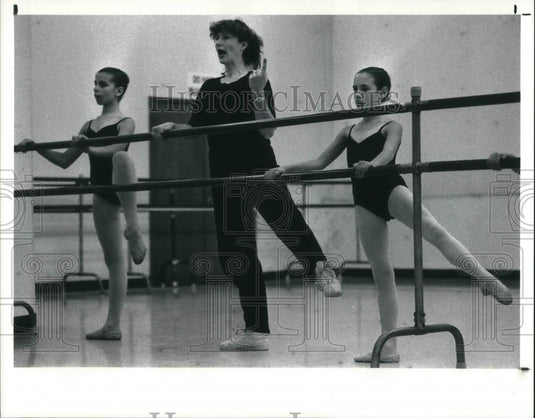 1990 Press Photo School of Cleveland Ballet, Julie Woyma & students - Historic Images