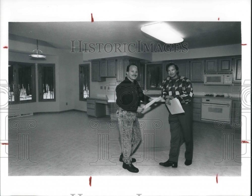 1992 Press Photo In the Kitchen, Thomas DeSantis(left) and George DeSantis Jr. - Historic Images