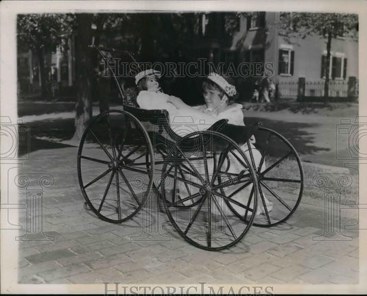 1939 Press Photo Salem Massachusetts Madaline Abbot Chestnut Street Day - Historic Images